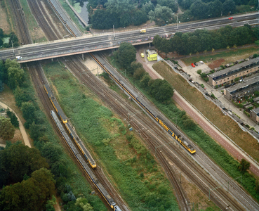 844789 Luchtfoto van het viaduct in de Waterlinieweg over het spooremplacement ter hoogte van het Houtensepad bij de ...